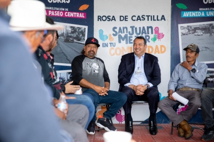 Mesa de atención municipal instalada en una comunidad rural con habitantes entregando solicitudes, sin rostros identificables