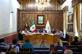 El Calbildo de San Juan del Río reunido para discutir el votar el dictamen que autoriza presupuesto para estufas
