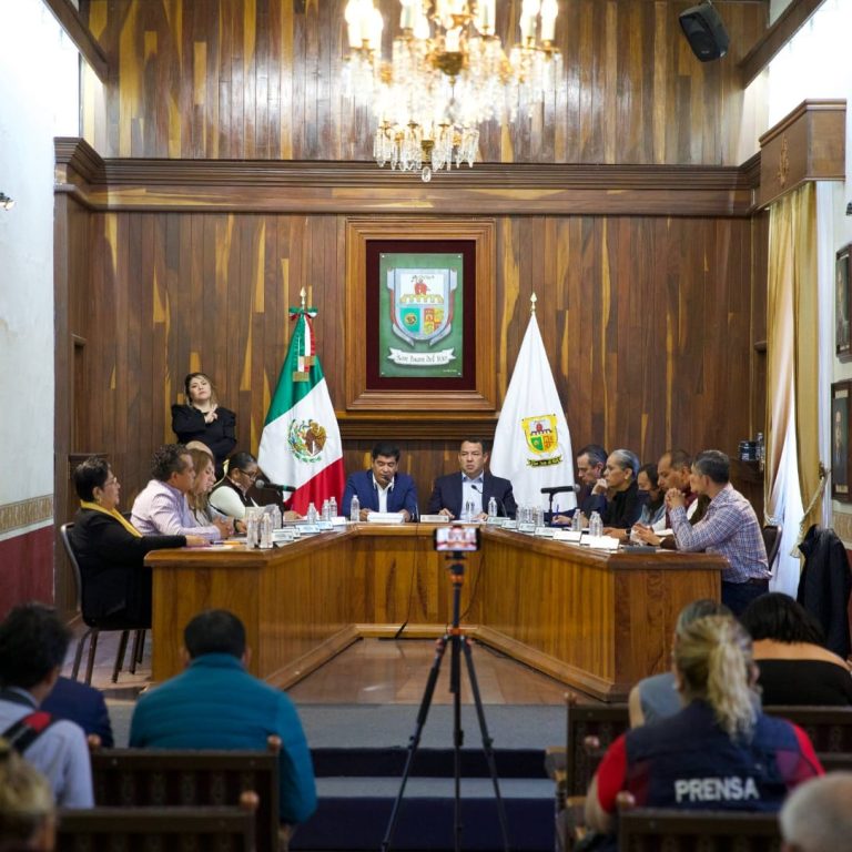 El Calbildo de San Juan del Río reunido para discutir el votar el dictamen que autoriza presupuesto para estufas