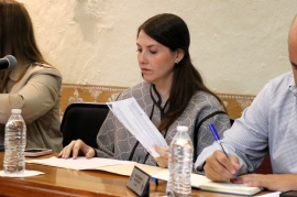 Regidora Higuera revia documentación relacionada con temas de salud mental