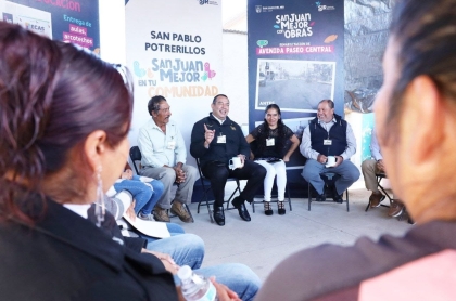 El Presidente de San Juan del Río en dialogo con personas de la comunidad que le exponen sus necesidades