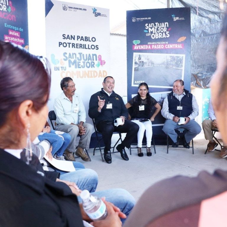 El Presidente de San Juan del Río en dialogo con personas de la comunidad que le exponen sus necesidades