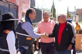 El Presidente municipal saluda a habitante de tramo calle beneficiada