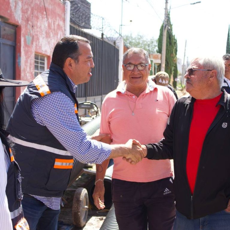 El Presidente municipal saluda a habitante de tramo calle beneficiada