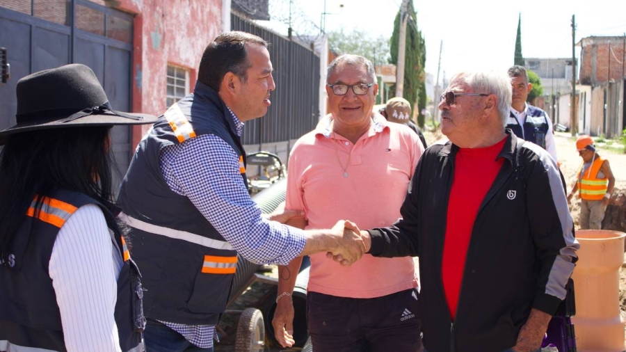 El Presidente municipal saluda a habitante de tramo calle beneficiada