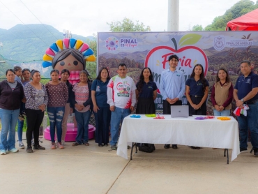 Artesanas de Pinal de Amoles presentaron a pinali durante la feria de la manzana