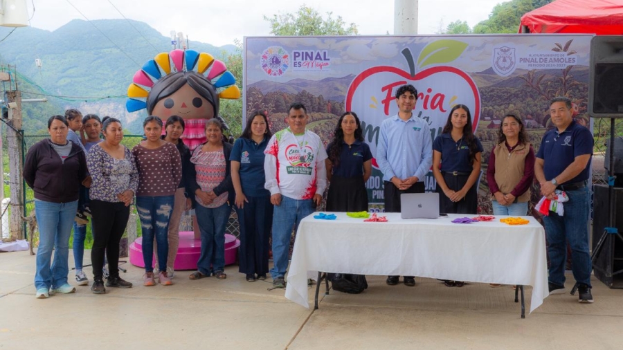 Artesanas de Pinal de Amoles presentaron a pinali durante la feria de la manzana