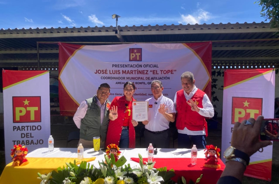 Liderazgos Nacionales , estatales y municipales del PT durante la entrega del nombramiento al El Tope