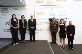 La Mesa Directiva de la LXI Legislatura acompañan a su invitado para la revelación de las letras