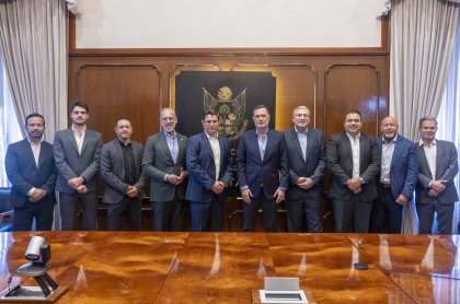 El Gobernador Mauricio Kuri junto con su gabinete económico reciben a directivos de Schneider