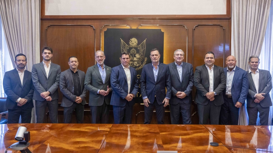 El Gobernador Mauricio Kuri junto con su gabinete económico reciben a directivos de Schneider